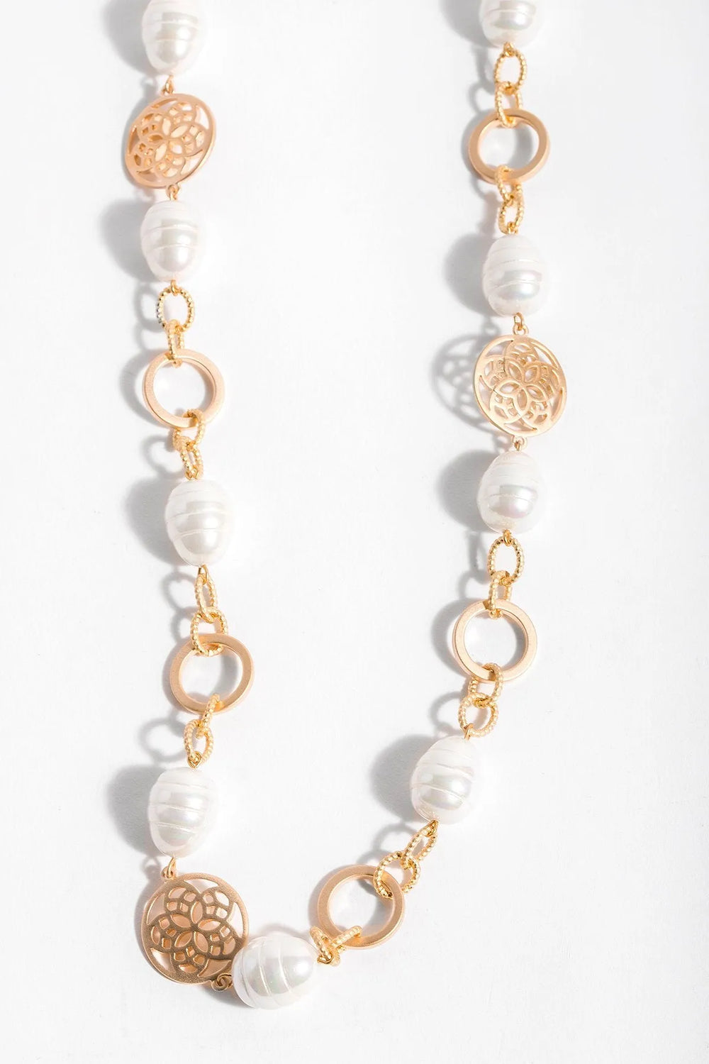 Medallion Pearl Necklace Gold